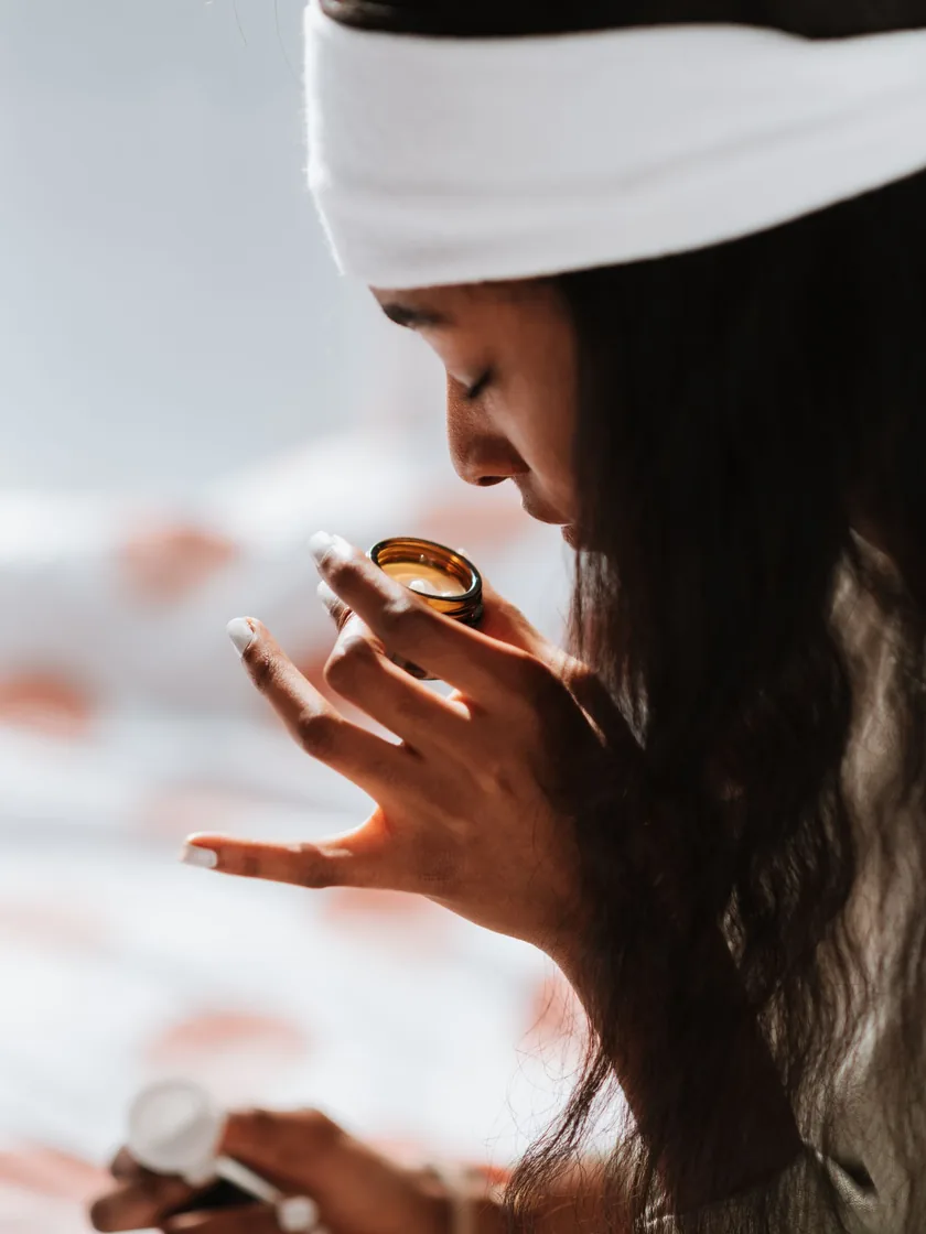 Mujer disfrutando de un ritual aromático en un espacio de spa