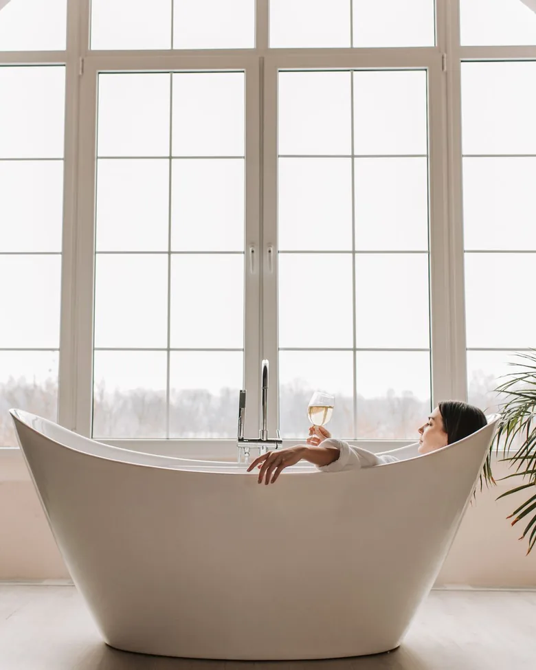 Mujer disfrutando de un baño de inmersión
