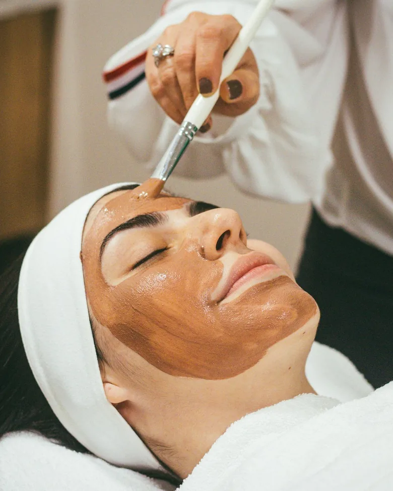 Mascarilla facial aplicada con pincel