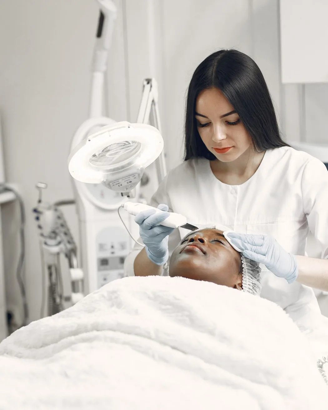 Tratamiento facial con aparatología estética